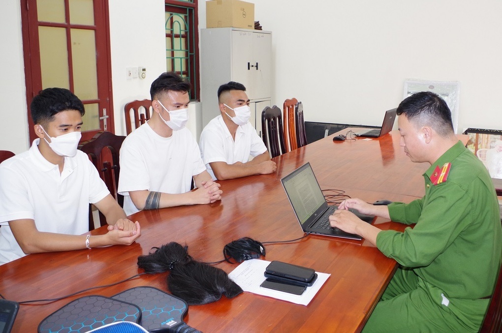 Ba thanh niên dựng cảnh nhạy cảm trên xe Mercedes đăng tải video xin lỗi - 1 Ba thanh niên dựng cảnh nhạy cảm trên xe Mercedes đăng tải video xin lỗi - 1