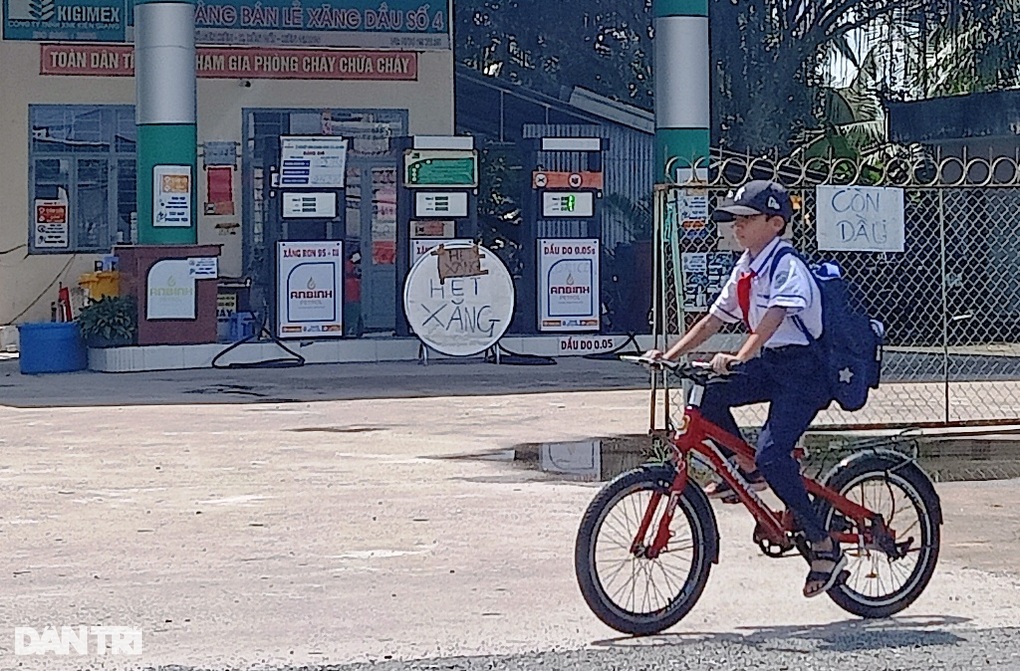 Hàng loạt cây xăng đóng cửa, người dân chạy cả chục cây số xếp hàng chờ mua - 3 Hàng loạt cây xăng đóng cửa, người dân chạy cả chục cây số xếp hàng chờ mua - 3