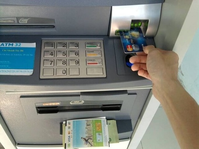 Yêu cầu giảm phí giao dịch trên ATM, POS, chuyển khoản liên ngân hàng - Ảnh 1.