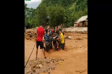 Bộ đội biên phòng cõng dân vượt dòng lũ dữ