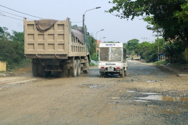 Xử lý hàng loạt xe quá tải “cày” nát Quốc lộ 12B sau phản ánh của Báo Dân trí!