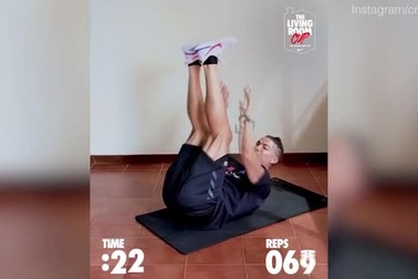 Ronaldo với thử thách gập bụng 142 lần trong 45 giây