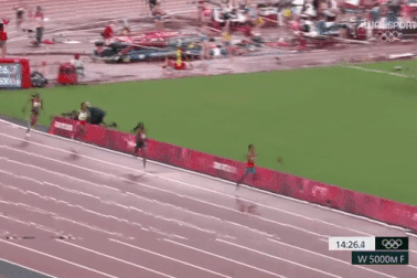 Choáng với sức mạnh phi thường của nữ VĐV, nam giới cũng phải chào thua