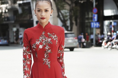 Quán quân Ngọc Châu duyên dáng dạo phố áo dài hoa