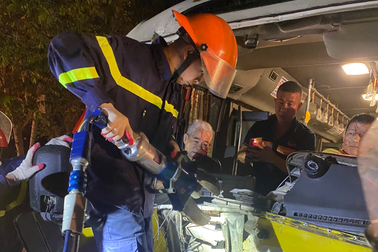 Xe buýt đối đầu container, hành khách mắc kẹt được cảnh sát giải cứu