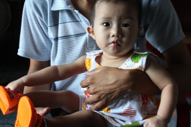 Mắc bệnh tim phức tạp, tính mạng bé 1 tuổi như đèn treo trước gió