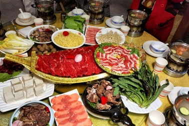 Khách Việt nếm thử thịt loài bò nặng 600kg được ví là "báu vật cao nguyên"