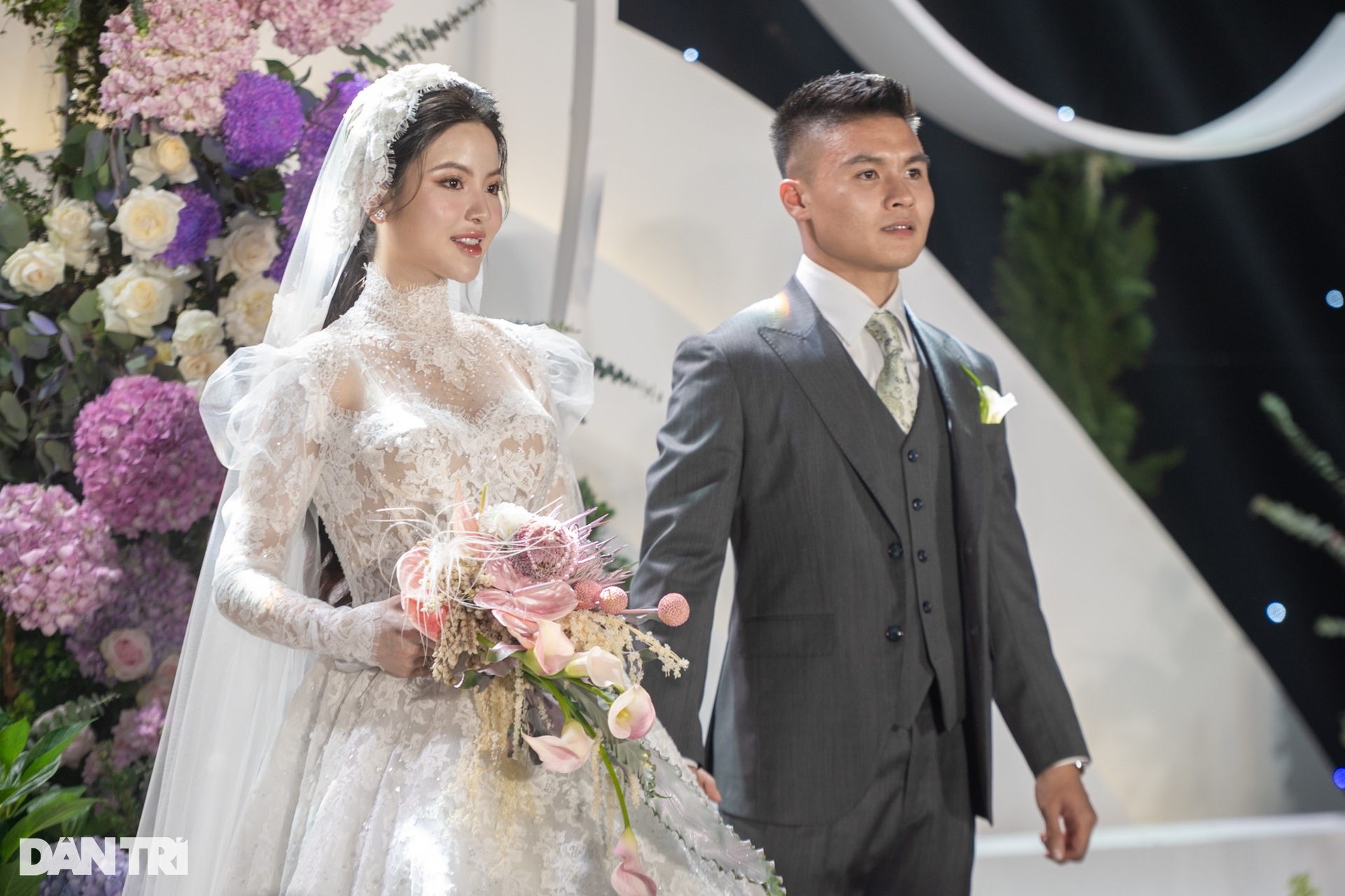 Cô dâu Chu Thanh Huyền xuất hiện xinh đẹp, sánh đôi tình tứ bên Quang Hải - 7 Cô dâu Chu Thanh Huyền xuất hiện xinh đẹp, sánh đôi tình tứ bên Quang Hải - 7