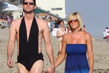 Những trang phục đi biển “xấu tệ” của sao 