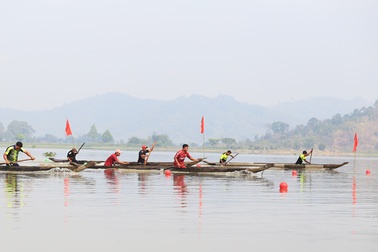 Gần 100 tay chèo sôi nổi tham gia đua thuyền độc mộc trên hồ Lắk
