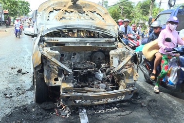 Xe 7 chỗ bốc cháy dữ dội, 2 cha con thoát nạn
