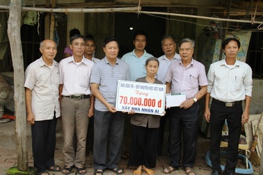 Trao 70 triệu đồng xây nhà Nhân ái đến gia đình cựu chiến binh Nguyễn Xuân Trường