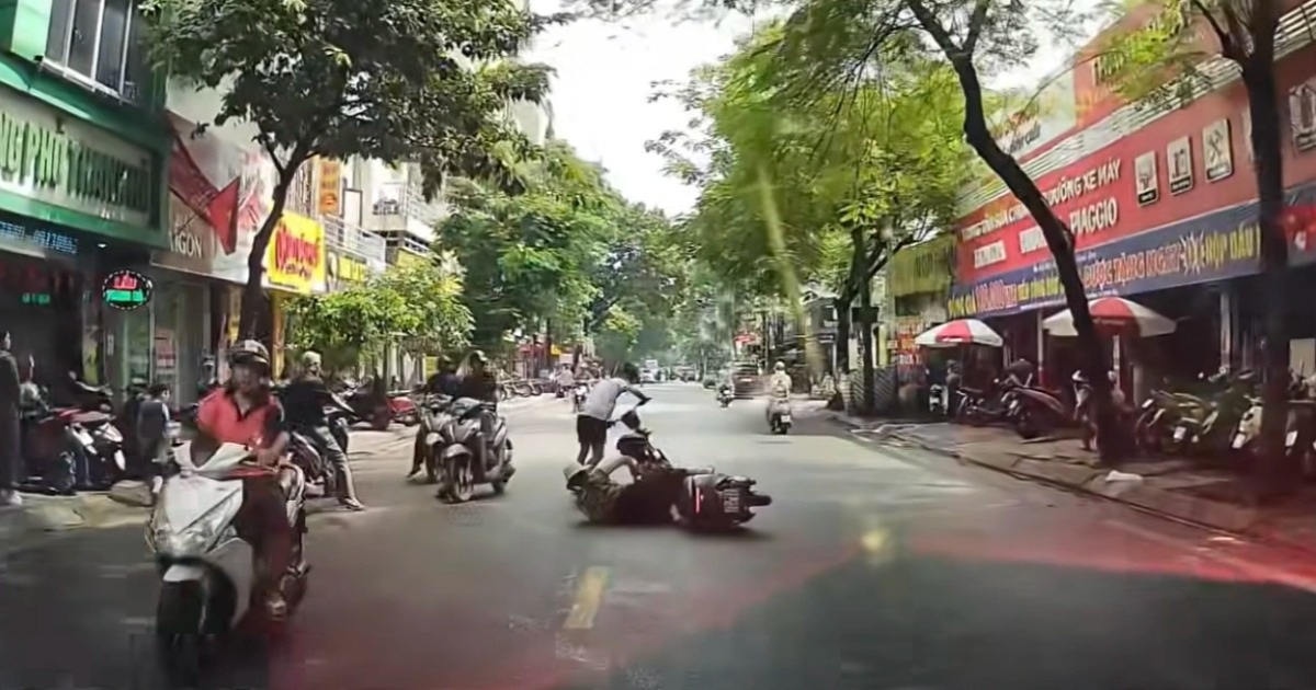 Thiếu niên đi xe đạp điện huých ngã một phụ nữ rồi bỏ đi luôn Thiếu niên đi xe đạp điện huých ngã một phụ nữ rồi bỏ đi luôn