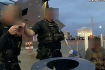 Nhóm cảnh sát Mỹ bị điều tra vì đứng nhìn người chết đuối