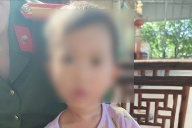 Bé gái 3 tuổi bị bỏ rơi trước cổng chùa Tây Hồ