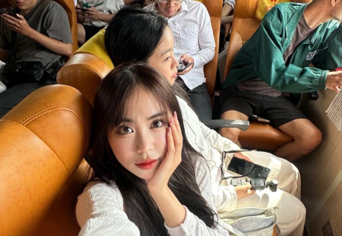 Cô gái Lào đi tàu quý tộc ở Việt Nam, bất ngờ với ghế xoay 180 độ - 1