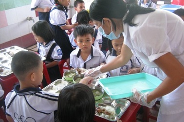 Nhà trường phải nếm thử thức ăn cho học sinh