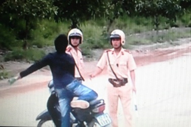 Khởi tố đối tượng dùng vỏ chai bia, xích sắt hành hung CSGT