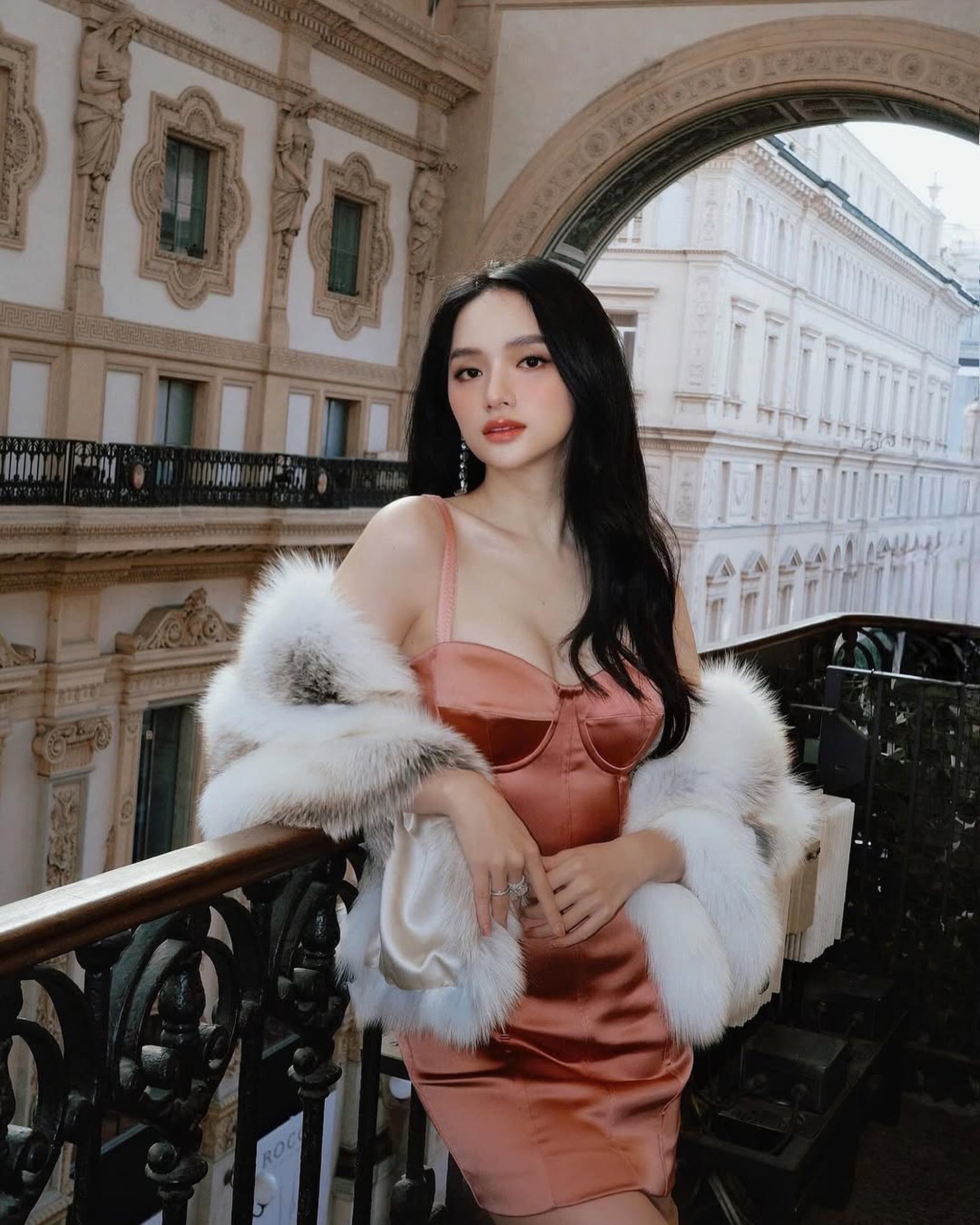 Hương Giang đọ dáng gợi cảm bên nữ diễn viên Hàn Quốc - 3 Hương Giang đọ dáng gợi cảm bên nữ diễn viên Hàn Quốc - 3