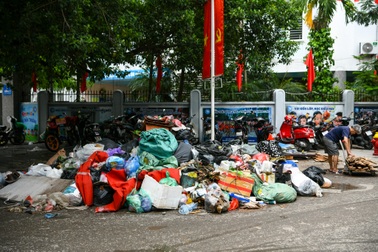 Nạn xả rác bừa bãi là một trong những lý do khiến Hà Nội "cứ mưa là ngập"