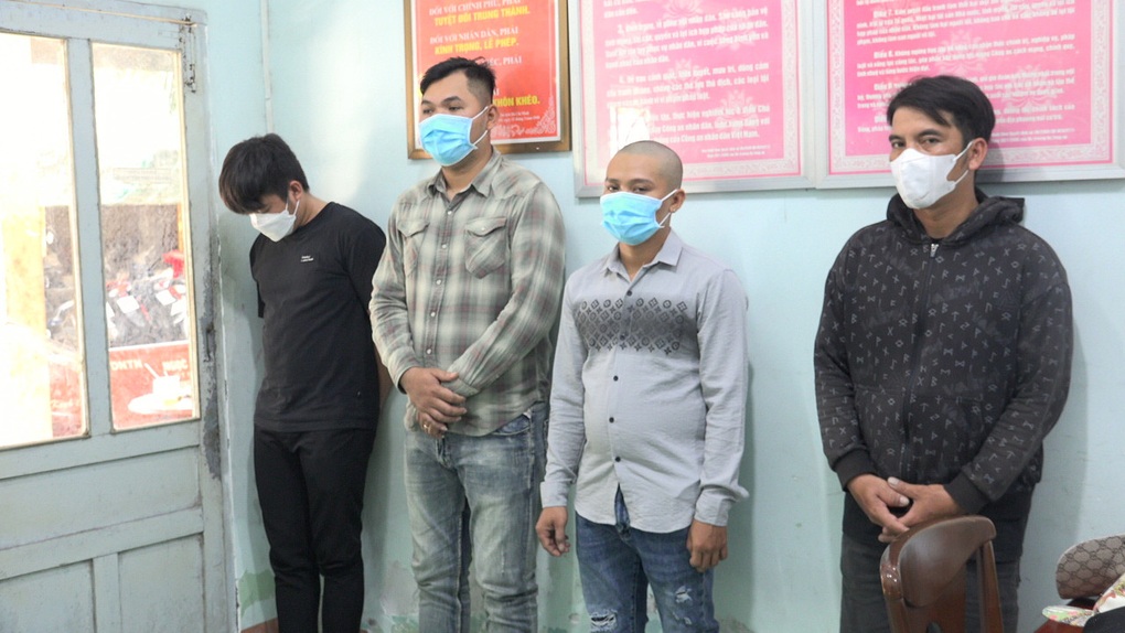 Chủ nhà bất lực vì gặp băng trộm chó hung hãn, tấn công giữa đường - 1 Chủ nhà bất lực vì gặp băng trộm chó hung hãn, tấn công giữa đường - 1