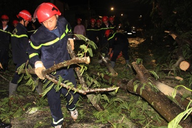 25 cán bộ, chiến sĩ Công an Bình Phước xuyên đêm đi cứu hộ