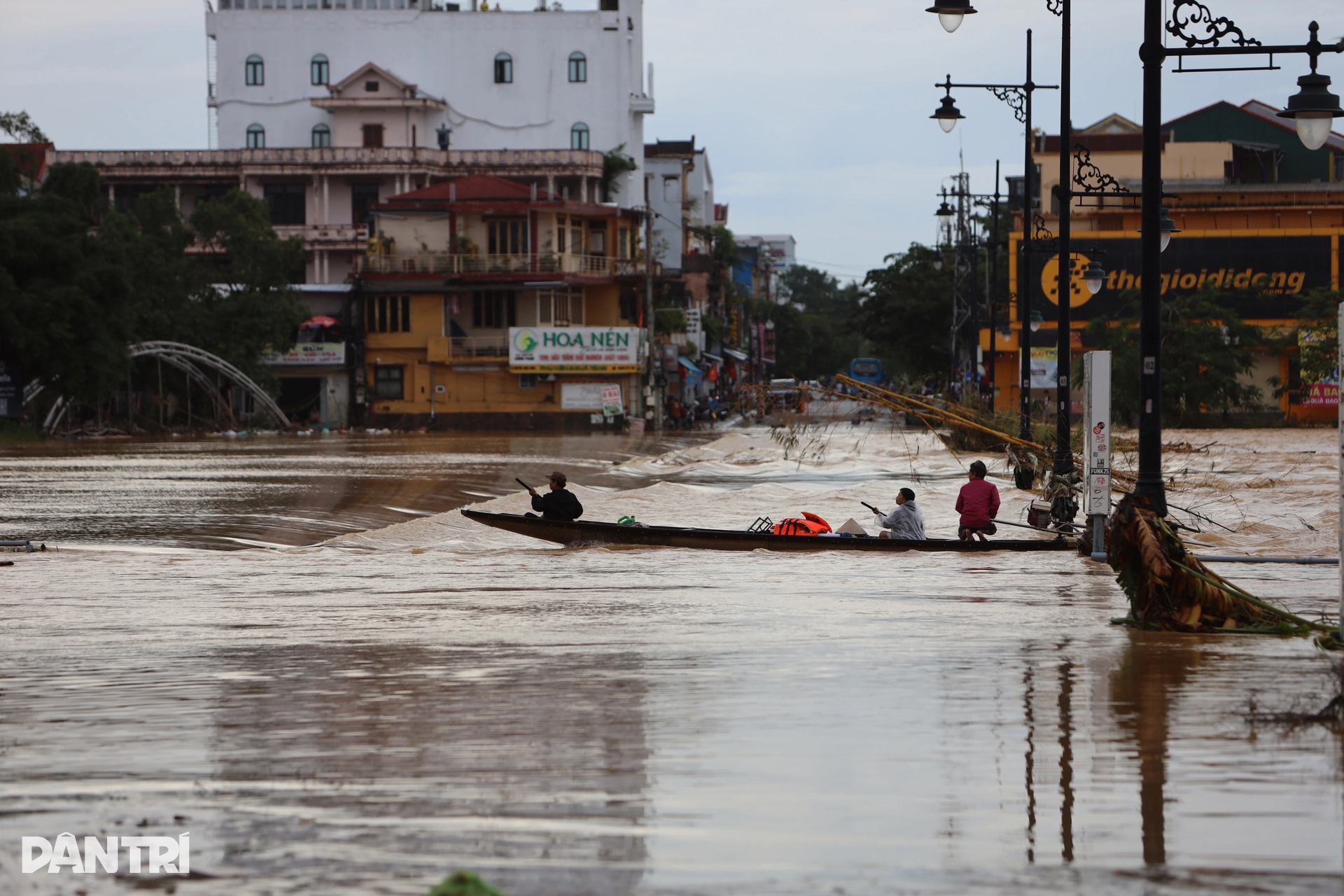 Người dân Huế oằn mình dọn bùn non, rác thải và sửa xe sau lũ - 1 Người dân Huế oằn mình dọn bùn non, rác thải và sửa xe sau lũ