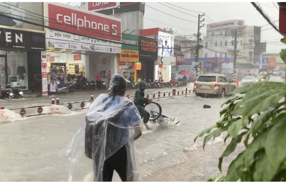 TPHCM: Mưa như trút, nước cuốn trôi xe đạp học sinh giờ tan trường - 3