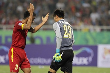 Công Vinh an ủi thủ môn Nguyên Mạnh