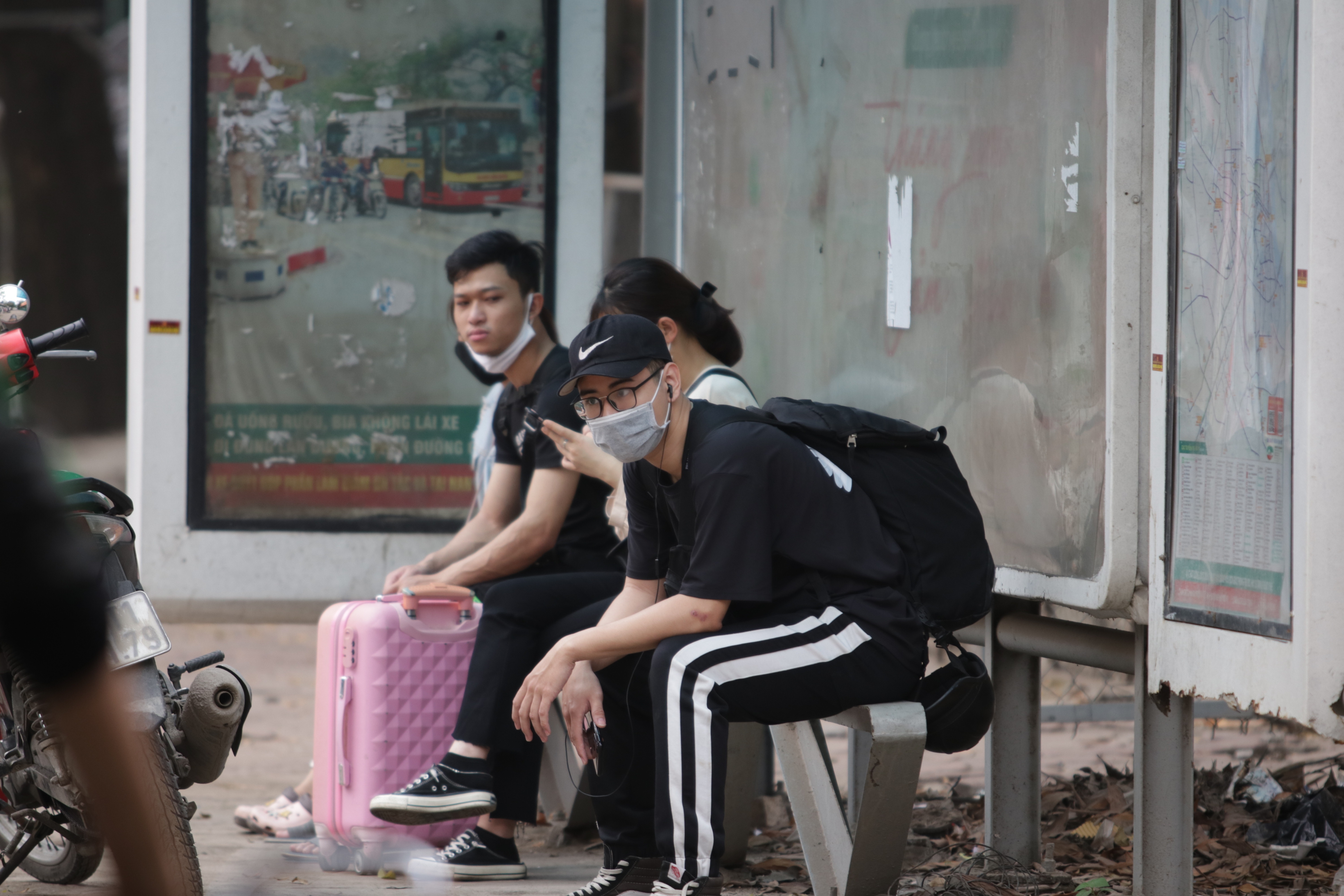 Hà Nội: Nhiều hành khách ngẩn ngơ ngồi đợi hàng giờ ở trạm xe buýt