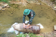 Hà Nội: Phát hiện quả bom nặng hơn 500kg trên sông Đuống