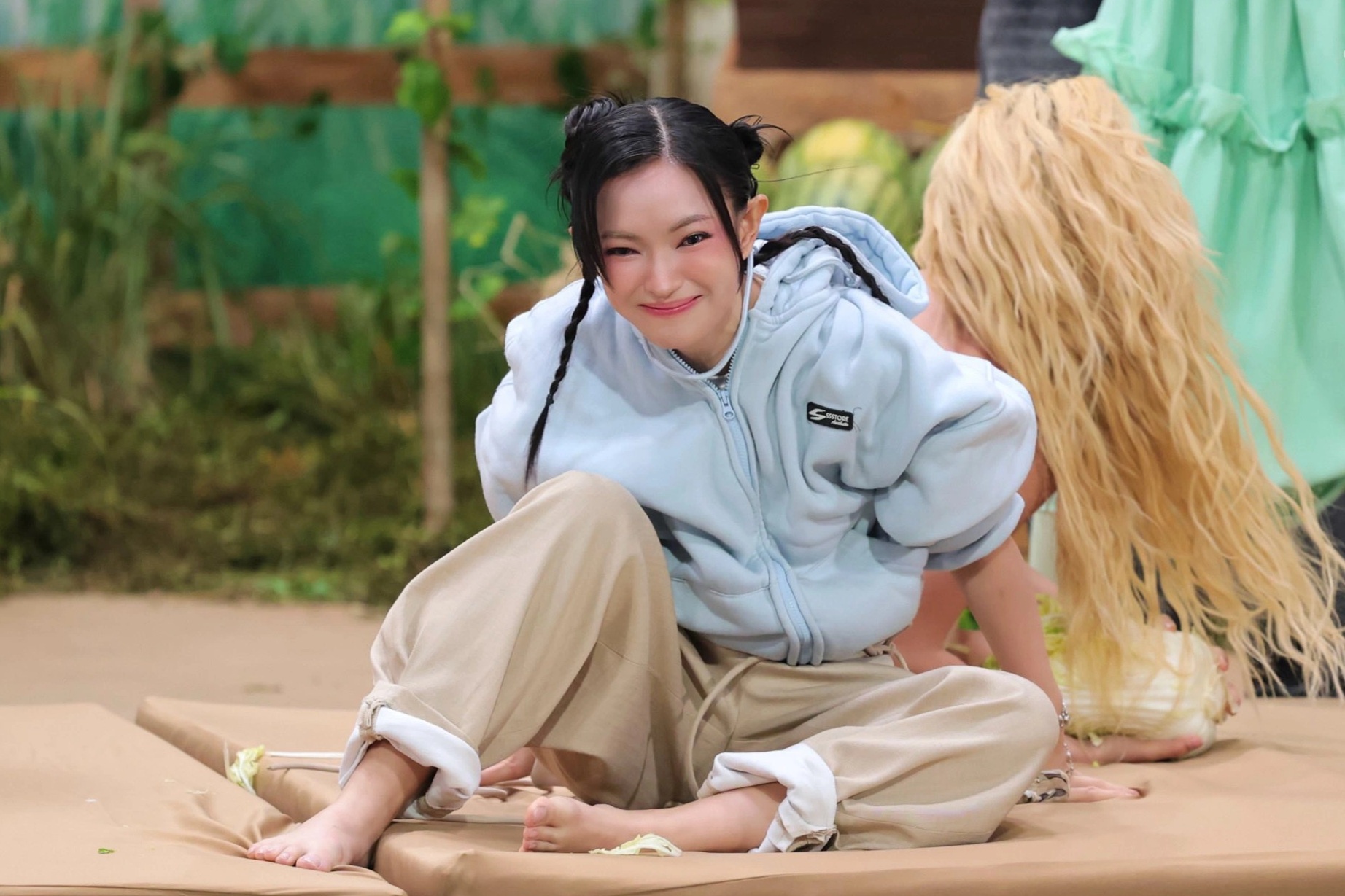 Châu Bùi lấn sân ca hát: Biểu cảm gây tranh cãi, suýt rời cuộc chơi sớm - 5 Châu Bùi lấn sân ca hát: Biểu cảm gây tranh cãi, suýt rời cuộc chơi sớm - 5