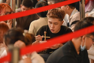 Chịu cảnh "màn trời chiếu đất", ăn ngủ ở trung tâm thương mại để mua Labubu