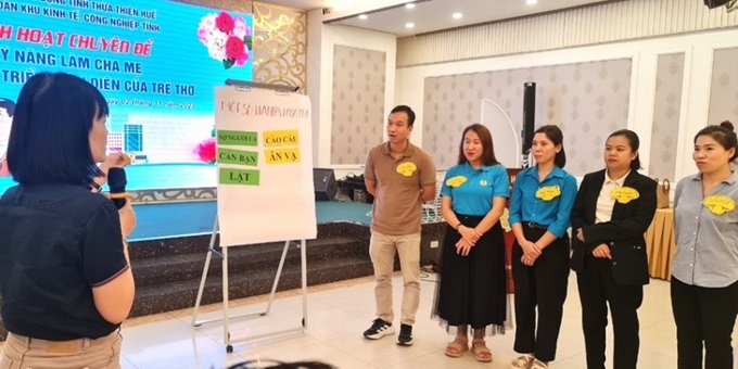 Chương trình tập huấn được tổ chức  tương tác, xử lý tình huống  khi dạy con. Ảnh baothuathienhue.vn 