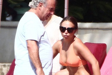 Ông trùm hãng Topshop và con gái cưng đi nghỉ mát tại Barbados