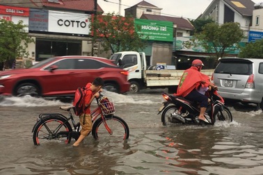 Hàng loạt tuyến đường ở Thành phố Hà Tĩnh, Vinh chìm trong “biển nước”