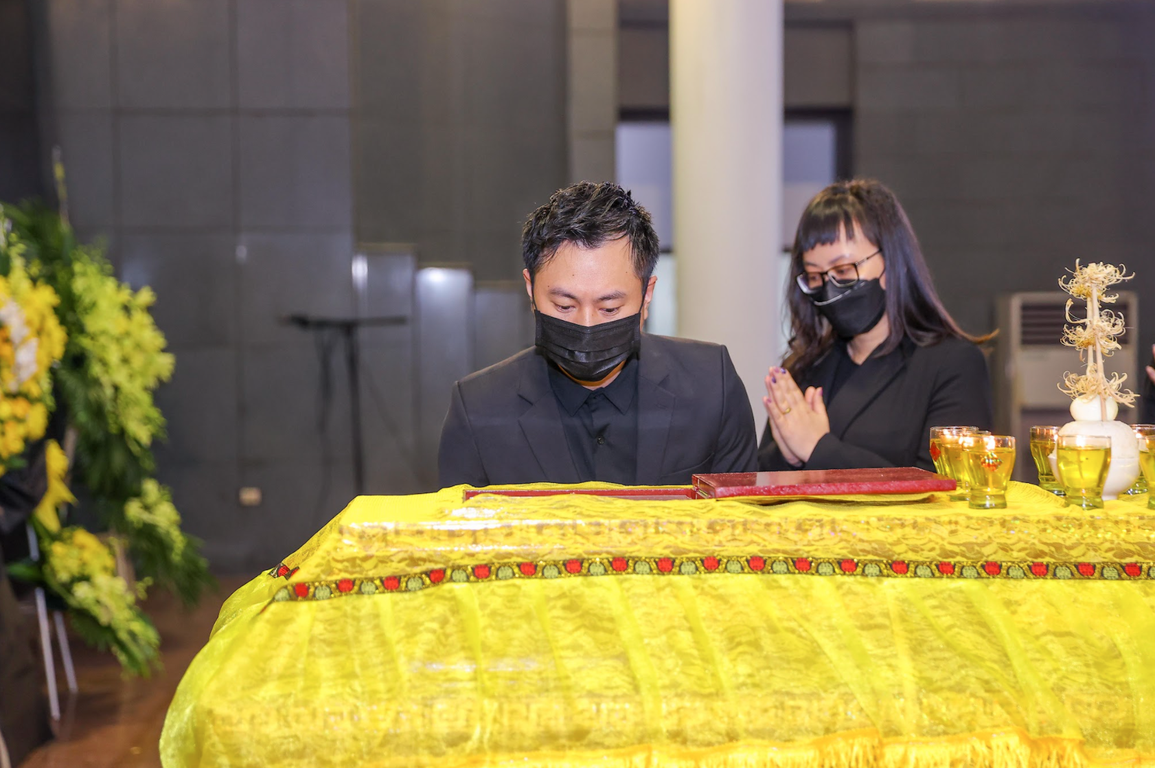 Tang lễ nhạc sĩ Phú Quang: Vợ nhạc sĩ khóc nghẹn nhìn mặt chồng lần cuối - 13 Tang lễ nhạc sĩ Phú Quang: Vợ nhạc sĩ khóc nghẹn nhìn mặt chồng lần cuối - 13