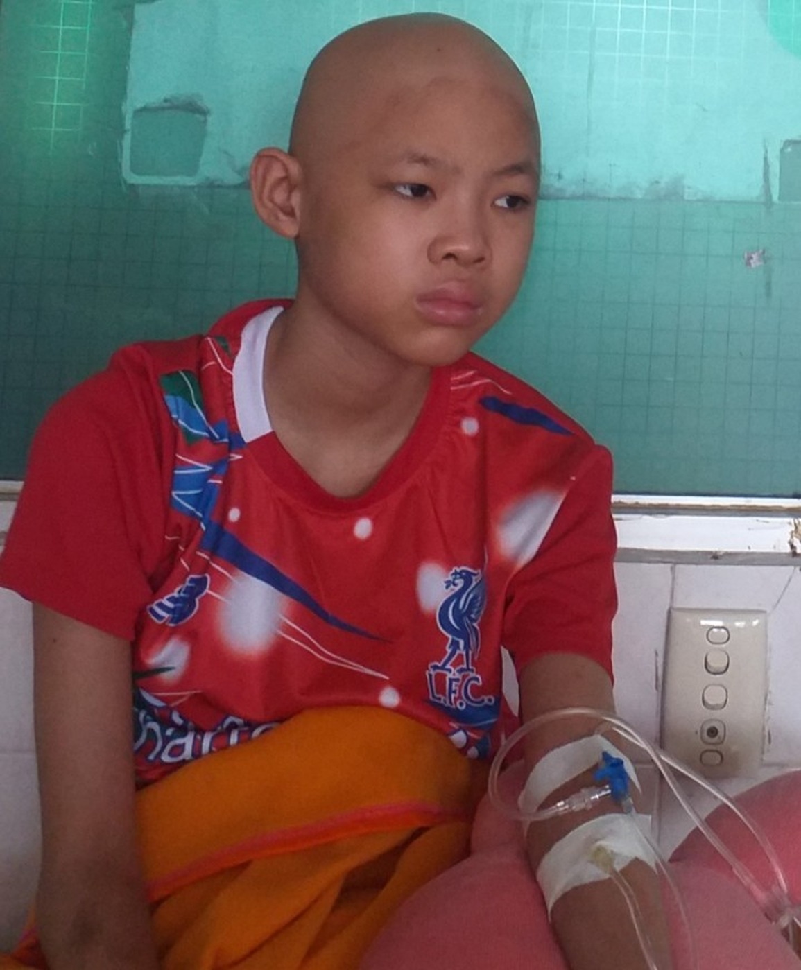 Thương cậu bé mồ côi 14 tuổi chỉ nặng 28kg vì khối u khủng ăn hết bên đùi - 1 Thương cậu bé mồ côi 14 tuổi chỉ nặng 28kg vì khối u khủng ăn hết bên đùi - 1