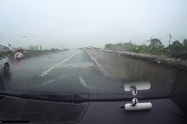 Ô tô đâm mất kiểm soát do chạy nhanh khi trời mưa