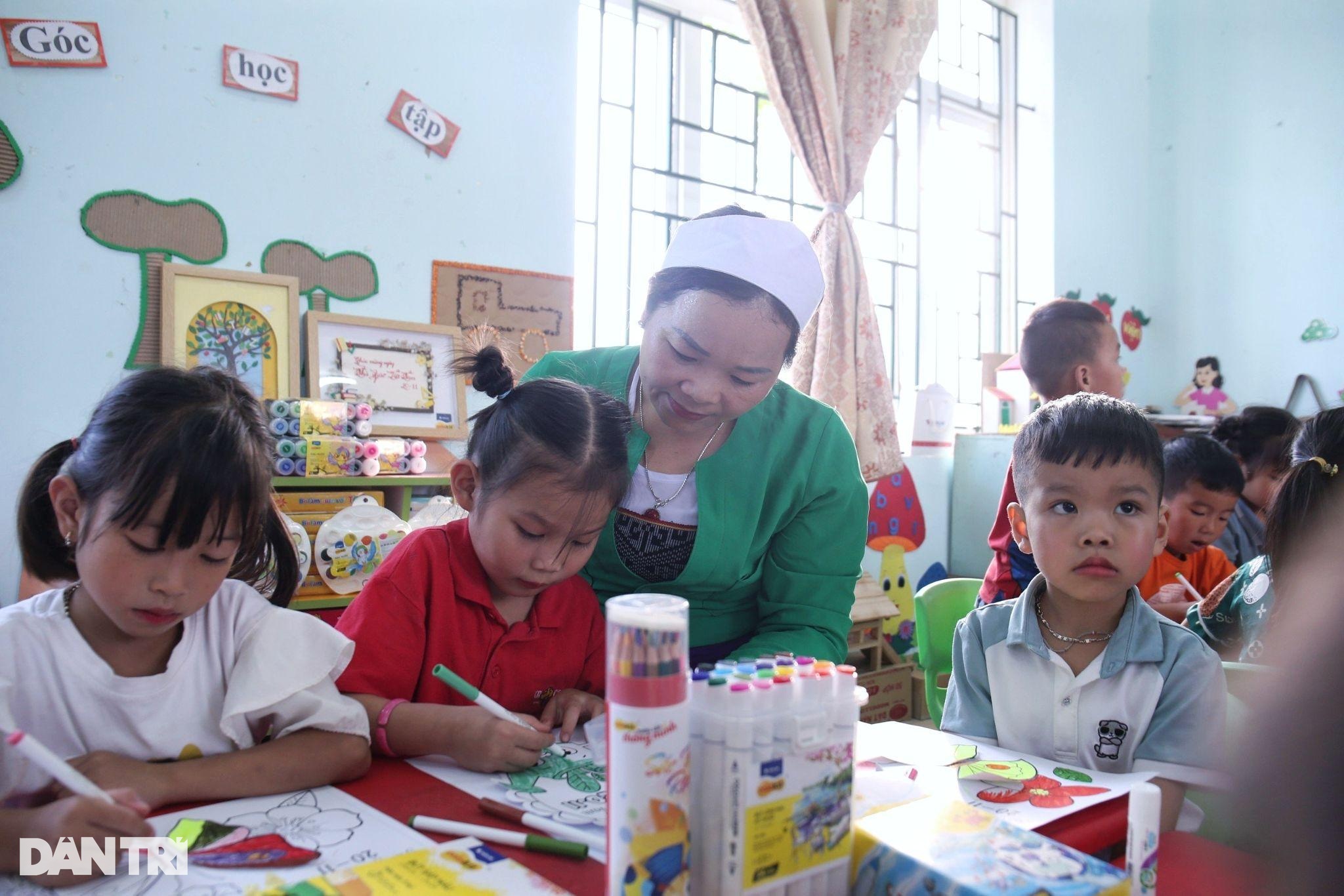 Cô giáo vùng cao bán của hồi môn mua thuyền chở học sinh đi học - 4 Cô giáo vùng cao bán của hồi môn mua thuyền chở học sinh đi học - 4