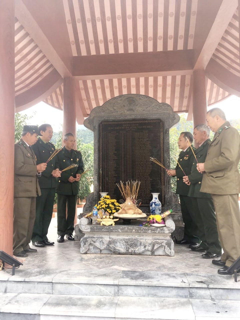 Pò Hèn 17/2 - Thấm đẫm tình đồng đội trong ngày giỗ chung - 2 Pò Hèn 17/2 - Thấm đẫm tình đồng đội trong ngày giỗ chung - 2
