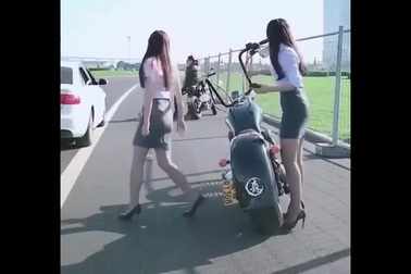 Cô gái xinh đẹp “dạy” cho tài xế xả rác bừa bãi một bài học