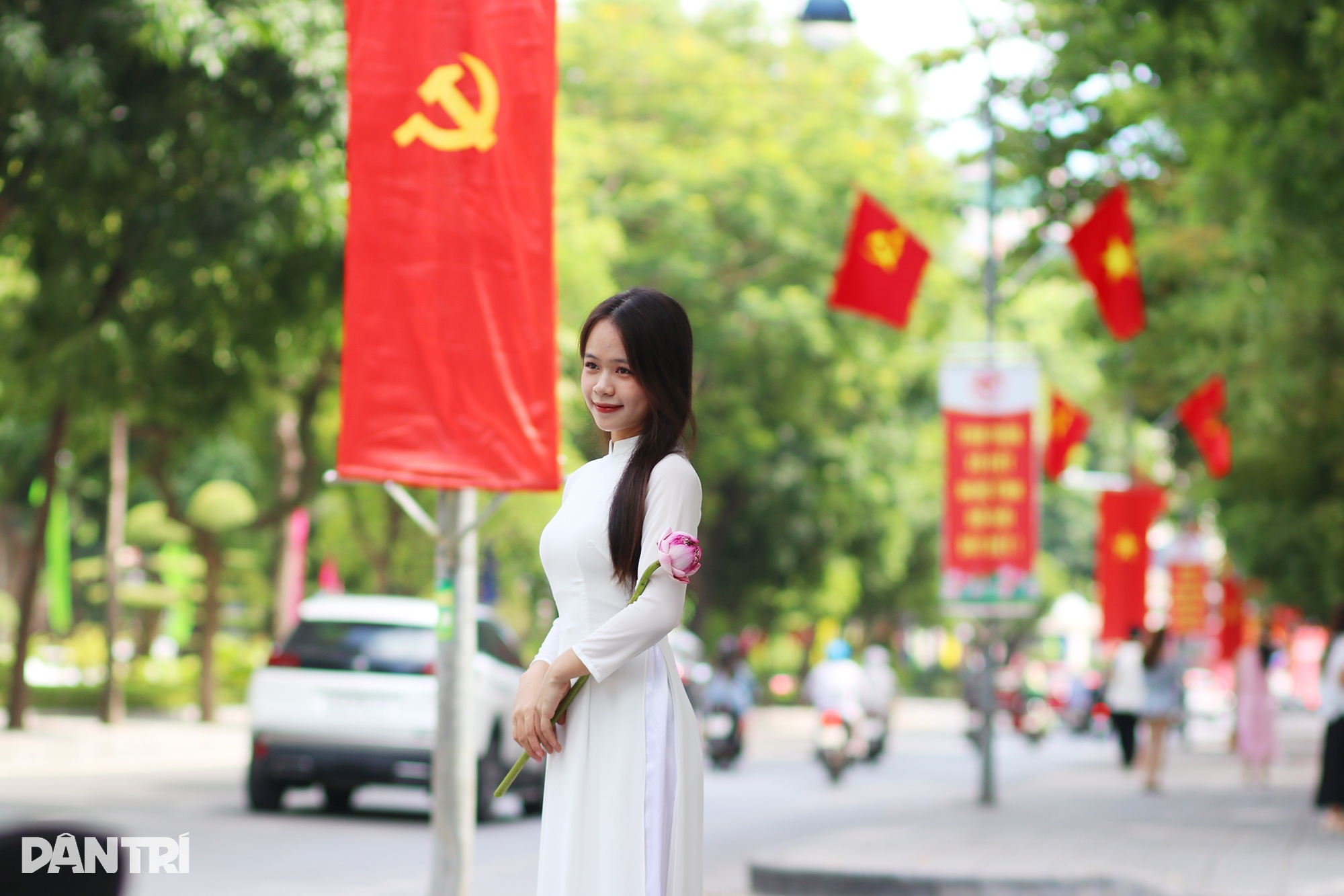 នារីទីក្រុង Vinh បង្អួតសម្រស់នារដូវស្លឹកឈើជ្រុះលើវិថីស្អាតបំផុតក្នុងទីក្រុង - ១ Thiếu nữ thành Vinh khoe sắc trong nắng thu ở con đường đẹp nhất thành phố - 1