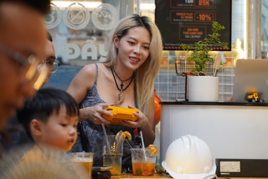 Quán cà phê mô phỏng công trường gây sốt ở TPHCM