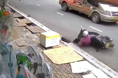 Xe máy lao vào rãnh sâu bên đường, người phụ nữ ngã lộn nhào