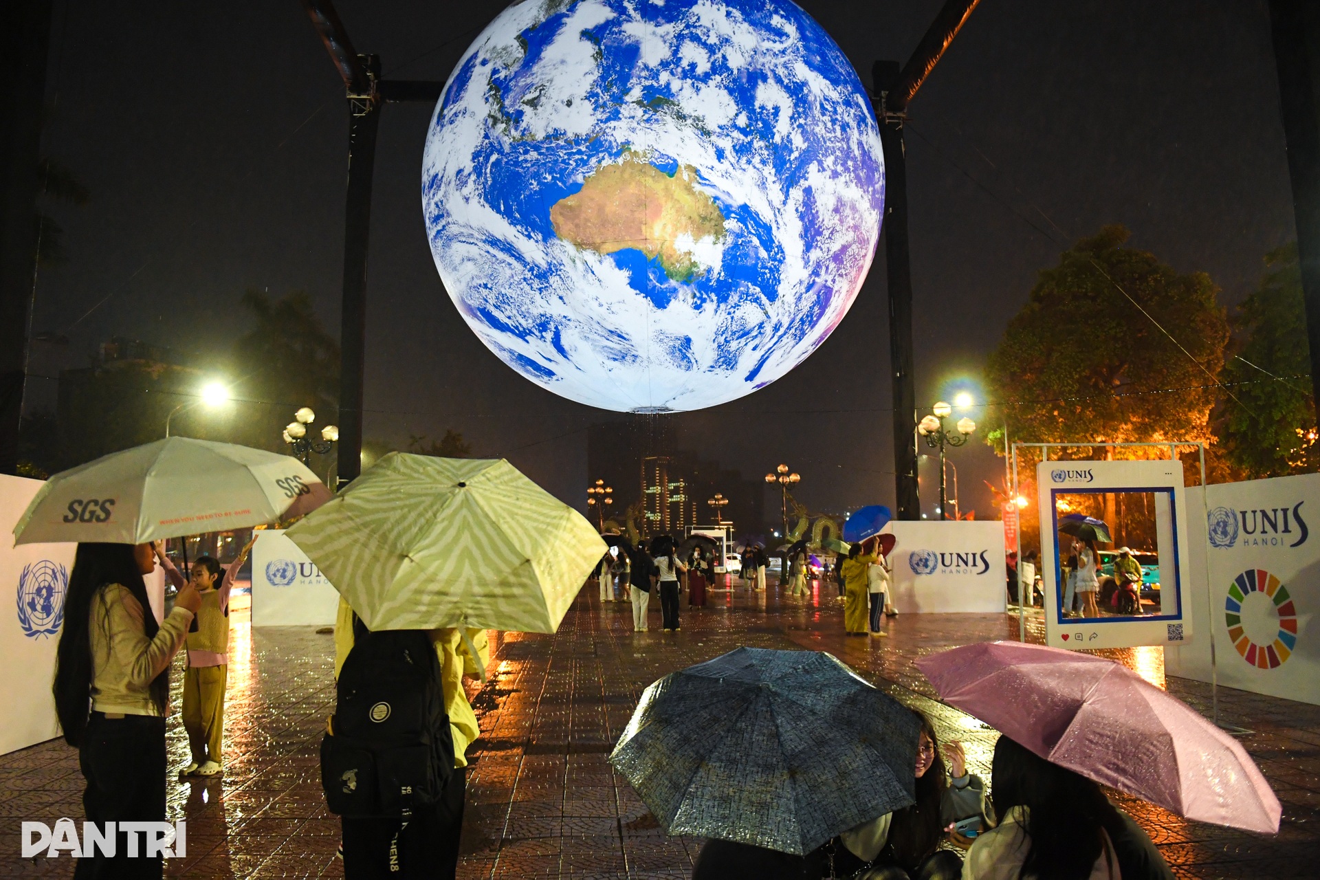 Giới trẻ đội mưa chiêm ngưỡng mô hình Trái Đất khổng lồ tại Hà Nội - 1