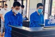 Bị ông lão bóc mẽ dùng tiền giả, 2 thanh niên lãnh án tù