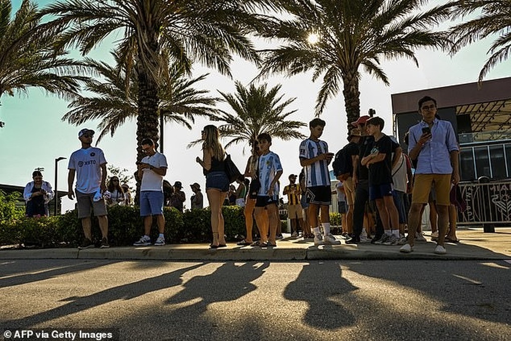 Messi phấn khích trong buổi tập luyện trước trận ra mắt Inter Miami - 7 Messi phấn khích trong buổi tập luyện trước trận ra mắt Inter Miami - 7