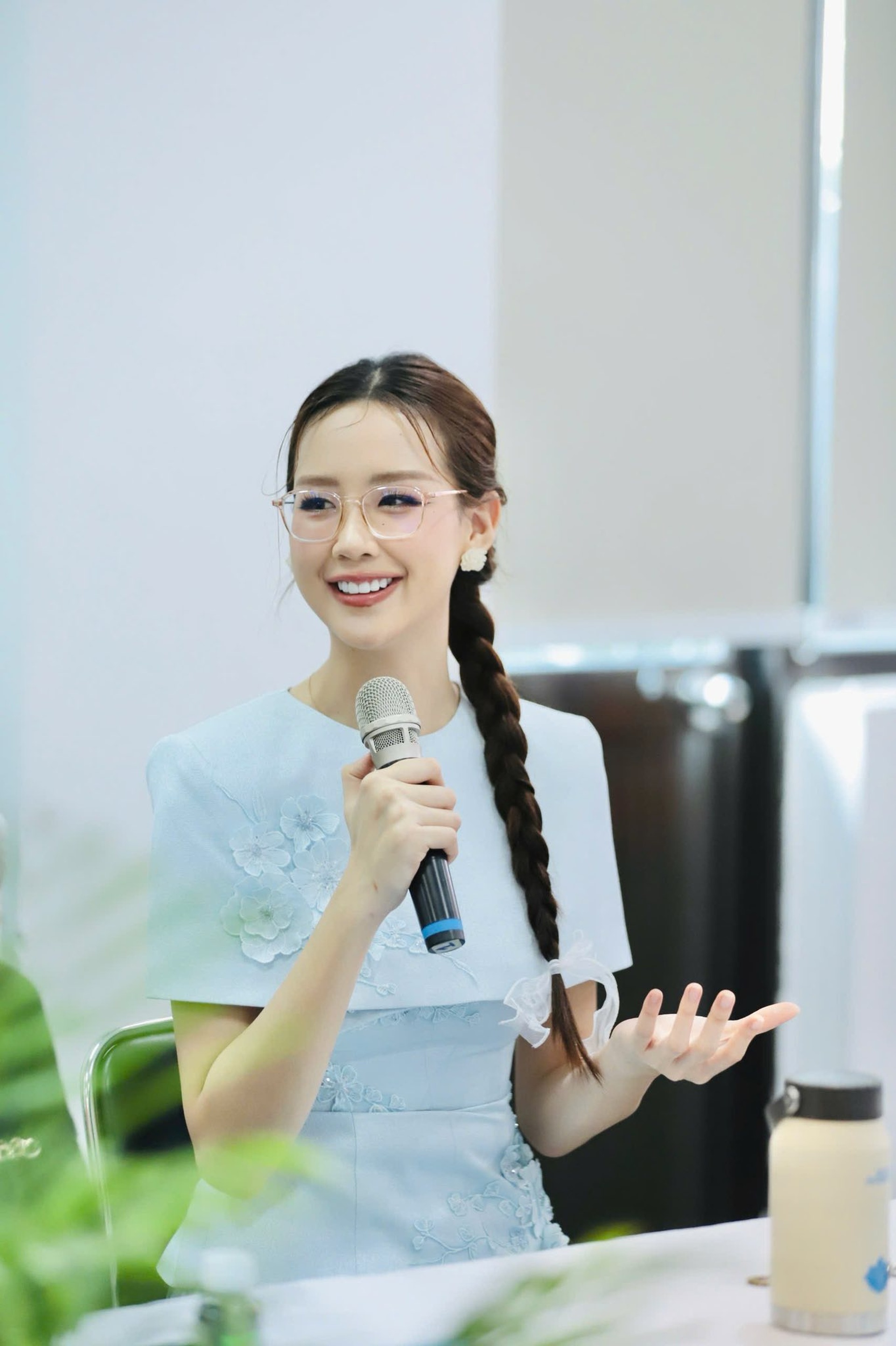 2 món phụ kiện không thể thiếu của hoa hậu 1,86m nói tiếng Anh như gió - 3