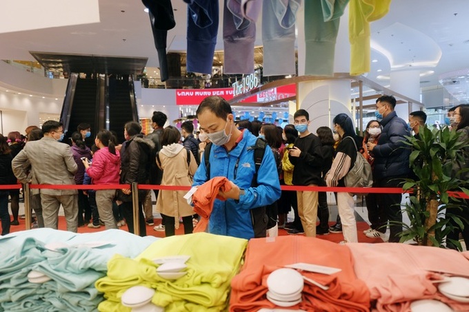 Hàng trăm khách đeo khẩu trang xếp hàng chờ mua sắm ở cửa hàng Uniqlo đầu tiên tại Hà Nội - Ảnh 8. Hàng trăm khách đeo khẩu trang xếp hàng chờ mua sắm ở cửa hàng Uniqlo đầu tiên tại Hà Nội - Ảnh 8.